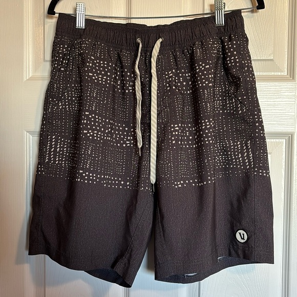 Vuori Kore men’s gray lined 7” inseam athletic shorts size medium